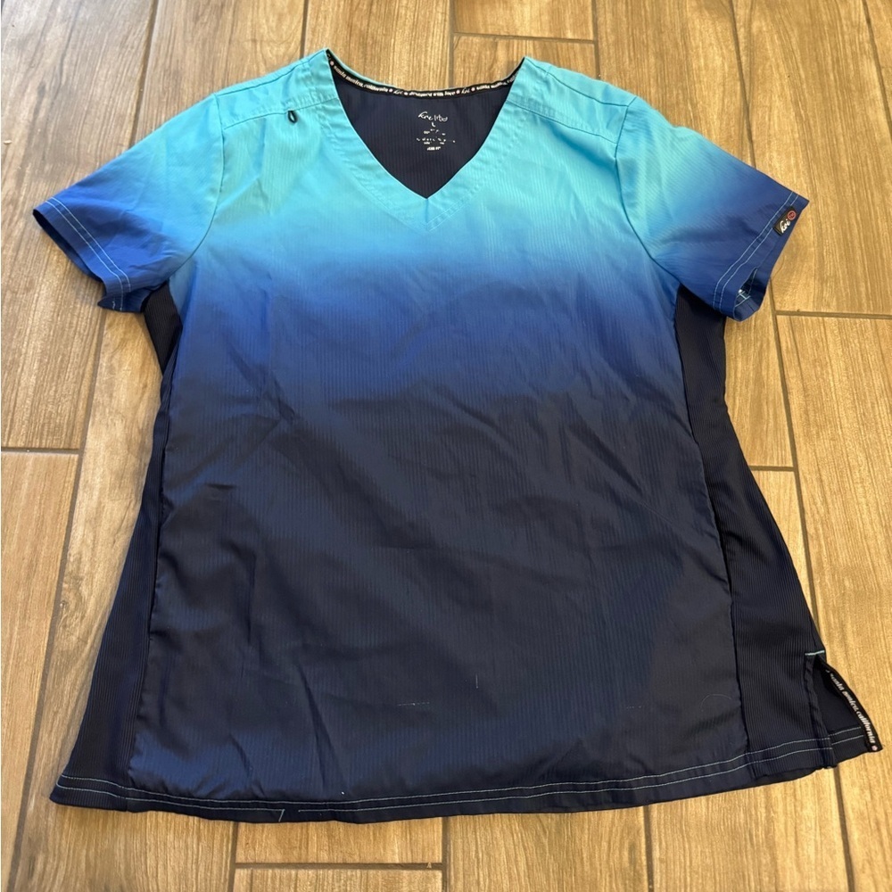 Koi Dobby Ombré Blue V-Neck Scrub Top size large